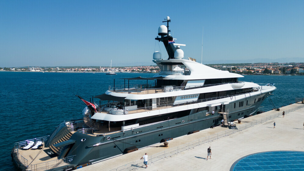 Superjahta Phoenix 2 - 7