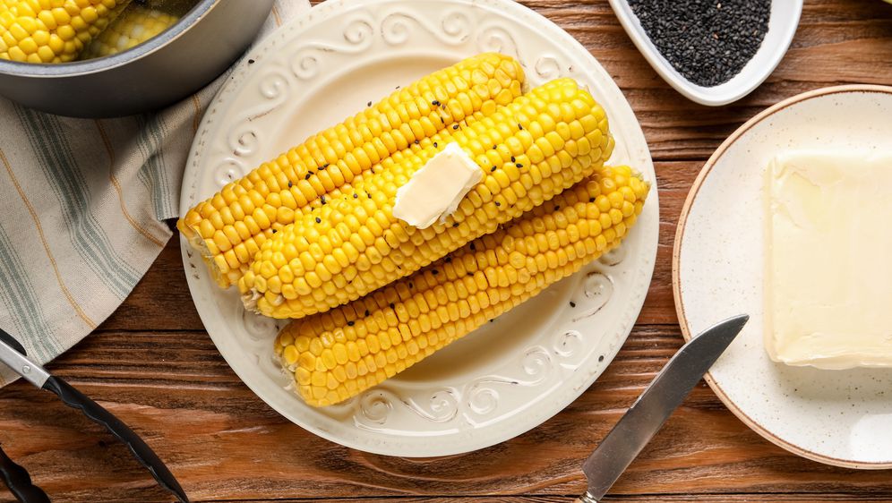 Kuhani kukuruz poslužite s malo maslaca
