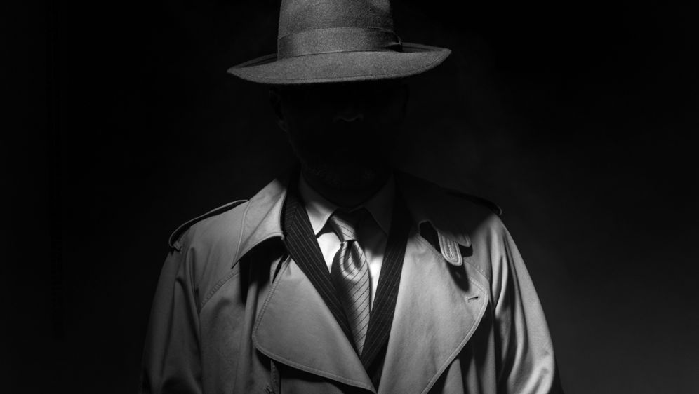 Muškarac u mraku špijun