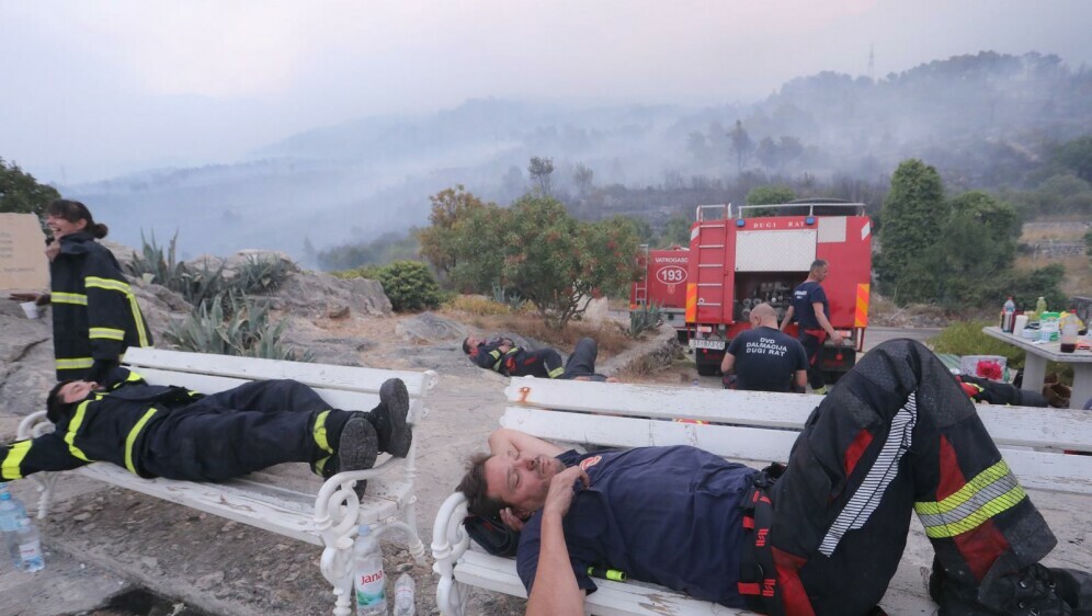 Vatrogasci dočekali jutro na požarištu - 3