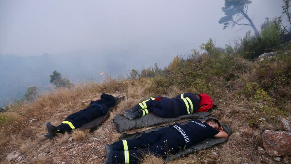 Vatrogasci dočekali jutro na požarištu - 4