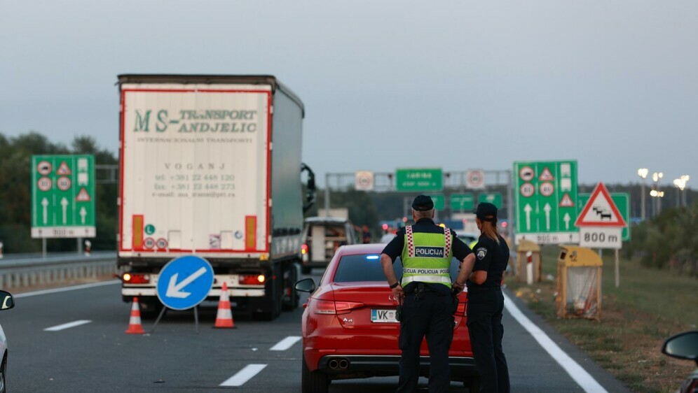 Policajka službenim motorom udarila pješaka na autocesti