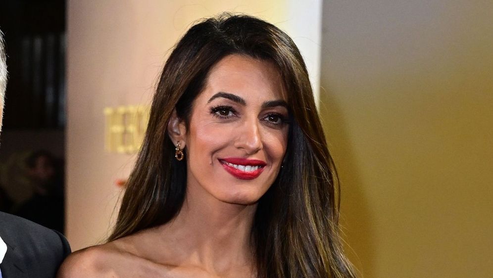 Amal Clooney voli ženstvene i romantične odjevne kombinacije