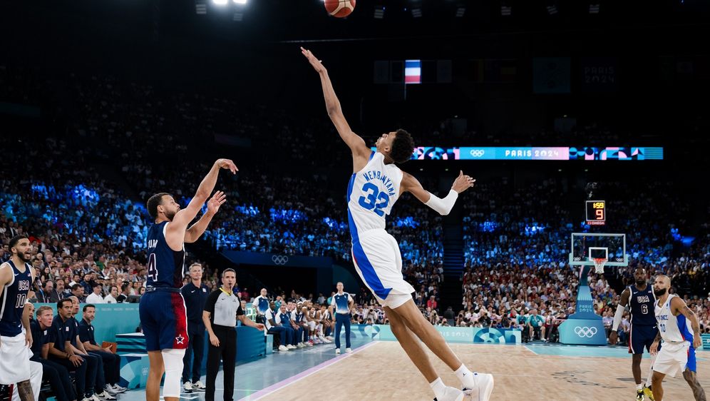 Stephen Curry zabija tricu preko Victora Wembanyame