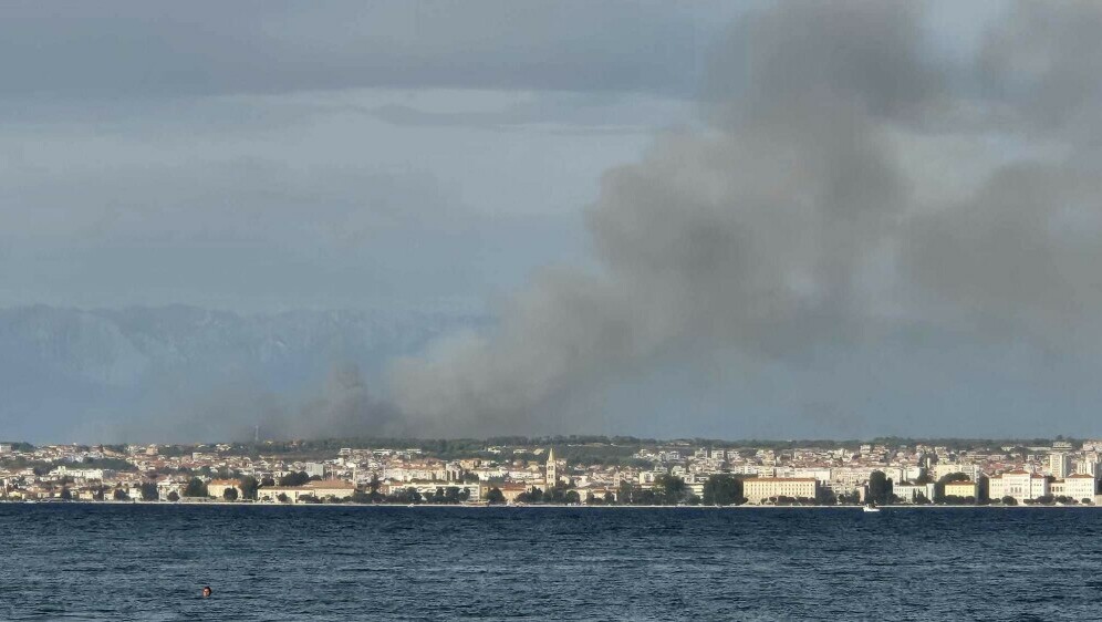 Požar u Bokanjcu snimljen s otoka Ugljana