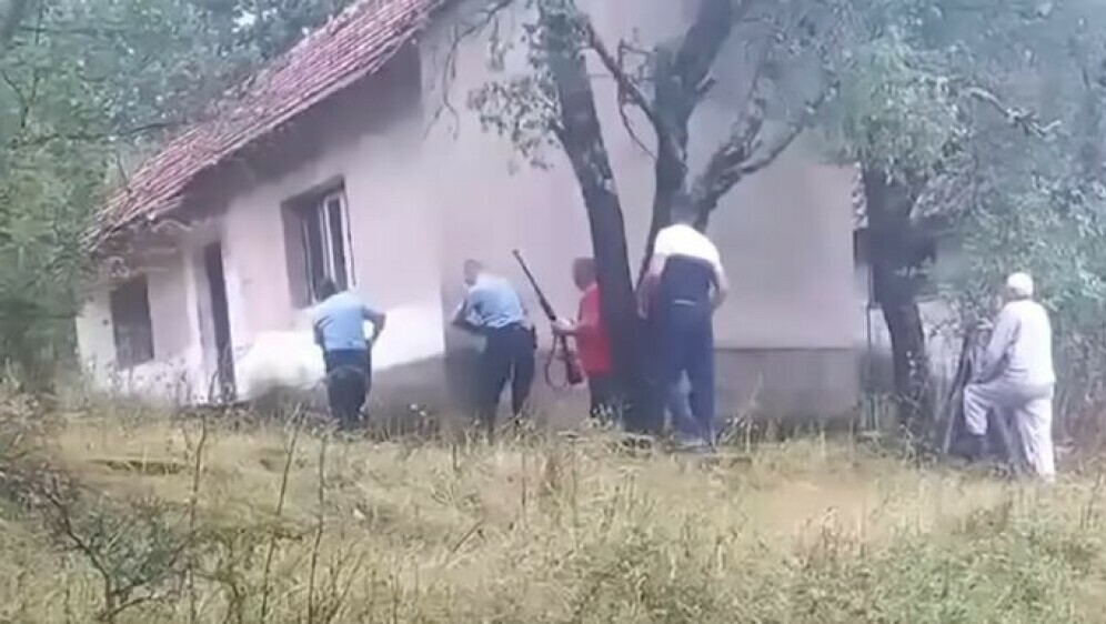 Opsada kuće u kojoj je migrant u BiH