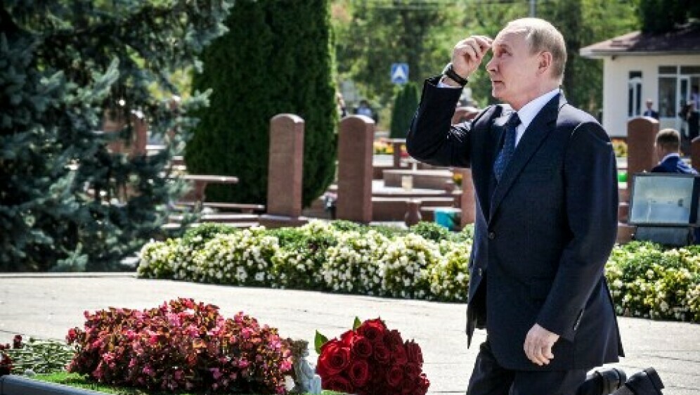 Vladimir Putin na memorijalnom groblju u Beslanu