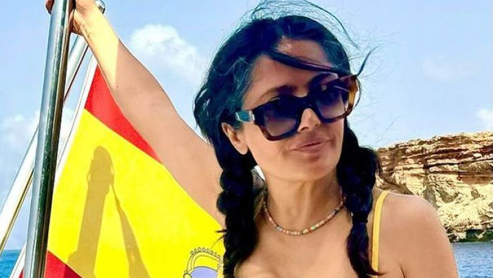 Salma Hayek Pinault u žutom bikiniju na Ibizi