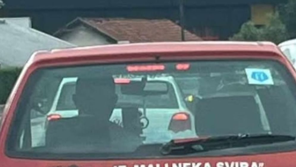 Urnebesan natpis na autu