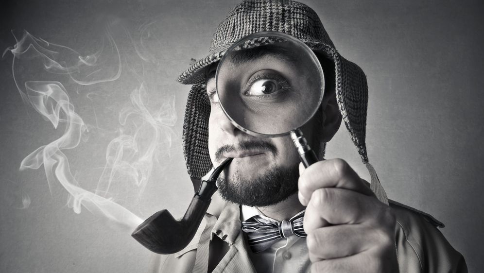 Detektiv s povećalom ispred lica