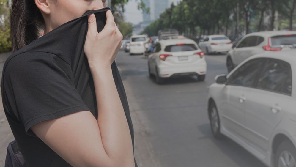 Djevojka prekriva nos i usta od onečišćenog zraka