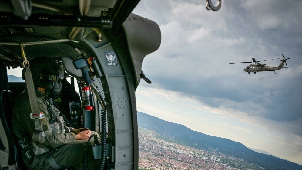 Prelet helikopterom Black Hawk iznad vojnog mimohoda