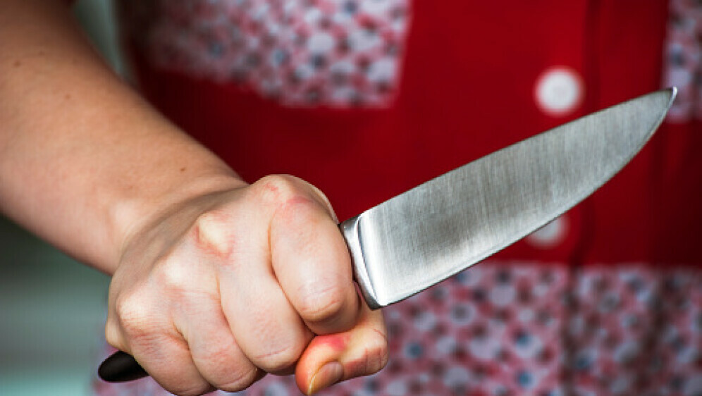 Žena drži nož, ilustracija