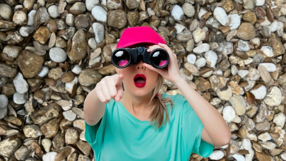 Šljunak i žena koja nešto traži