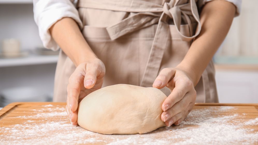 Žena mijesi tijesto za kruh