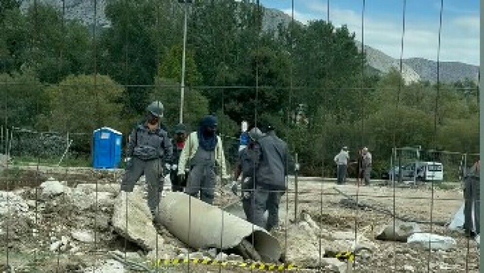 Radnici na gradilištu u Solinu na kojemu su pronađene azbestne cijevi