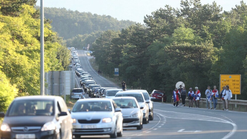 Kolone automobila iz Sinja