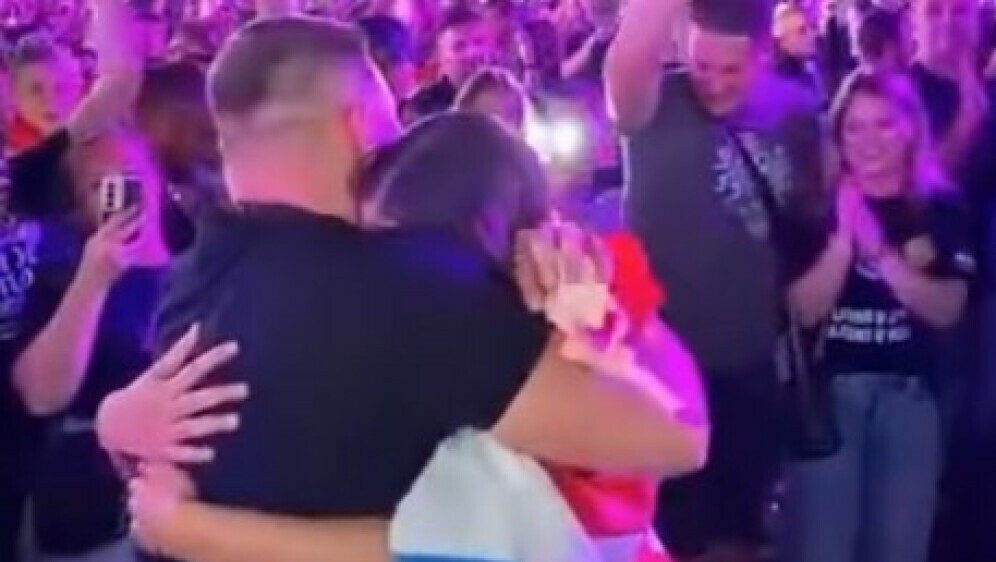 Zaruke na Thompsonovom koncertu