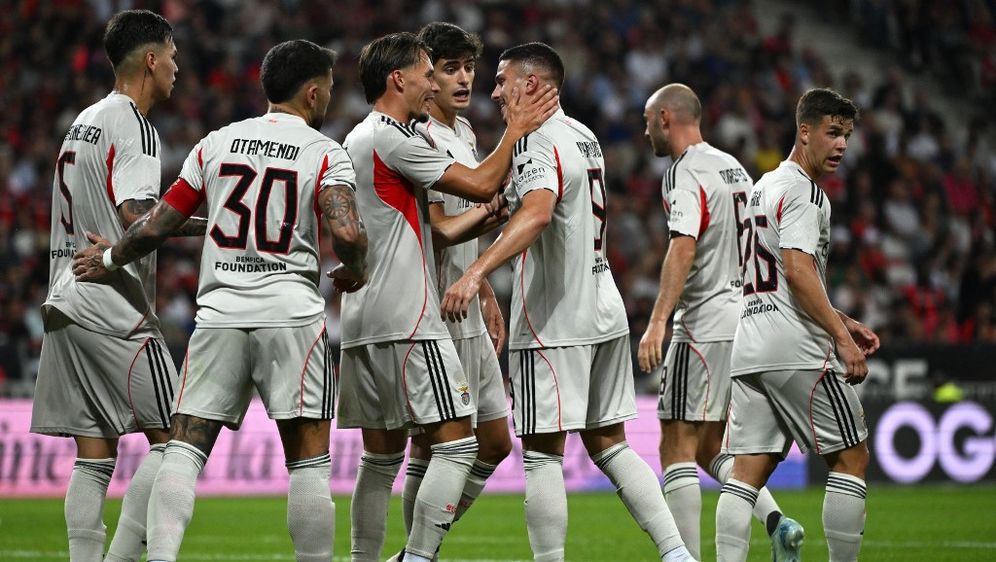 Franjo Ivanović slavi pogodak s igračima Benfice