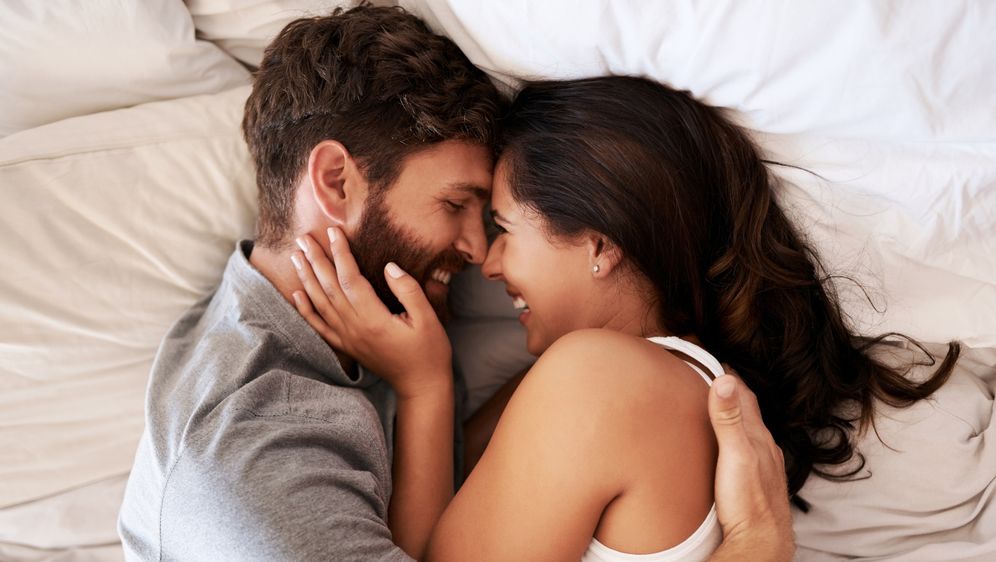 Žena i muškarac u krevetu