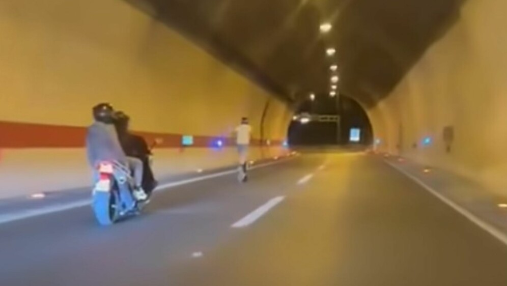 Vožnja romobilom u tunelu