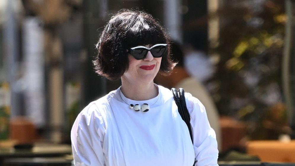 Mirela Holy u bijelim natikačama Naked Wolfe na zagrebačkoj špici 2025. - 2