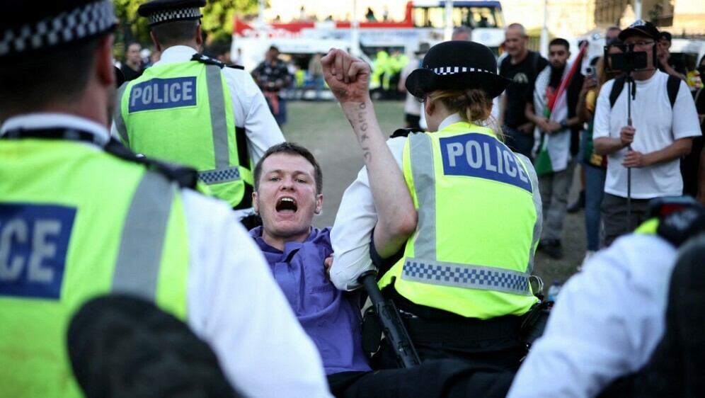 Policija odvodi prosvjednike