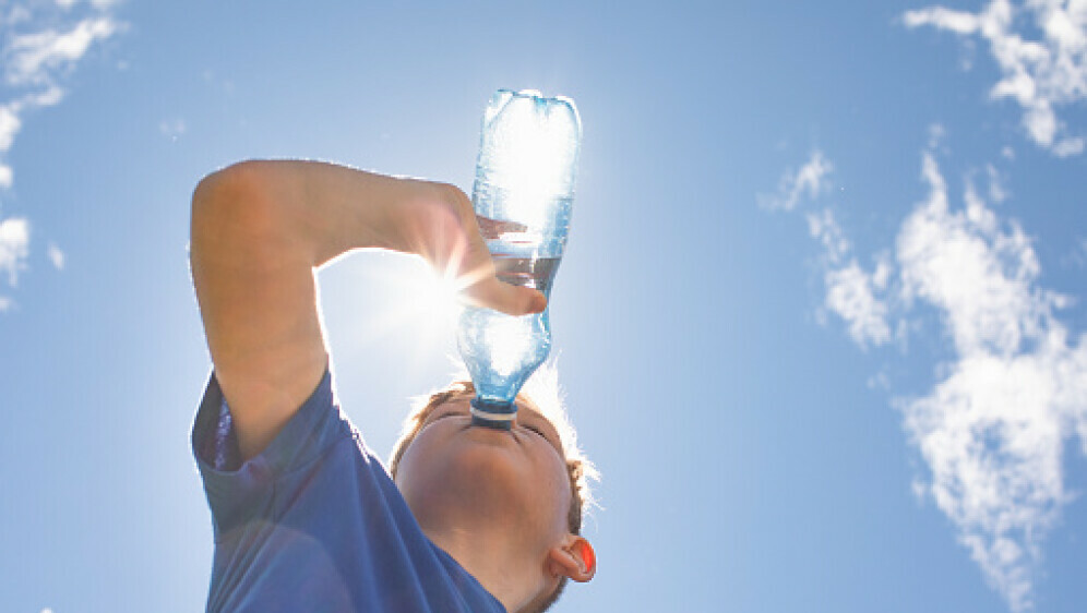 Dijete pije vodu, ilustracija