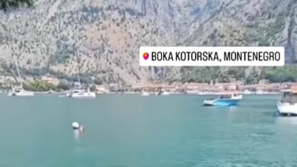 Slika plaže u Crnoj Gori i oznaka lokacije