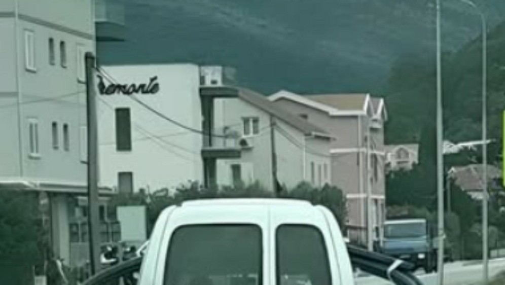 Automobil s neobičnim način prijevoza materijala