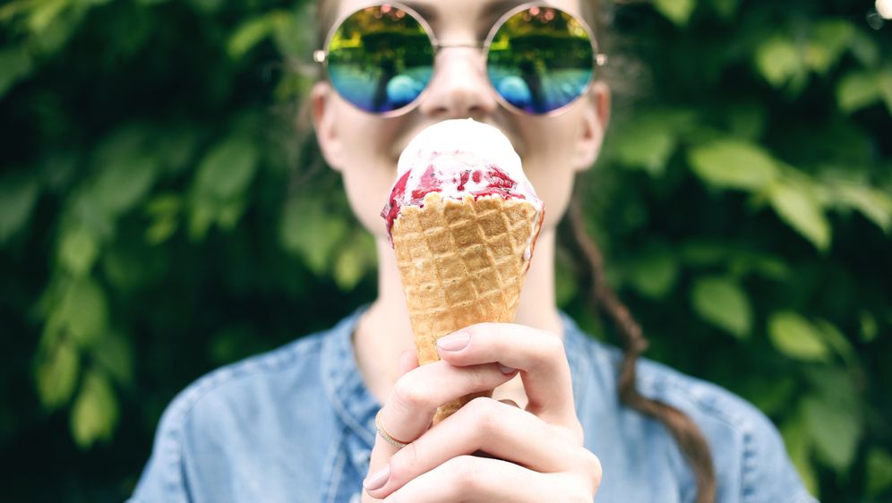 Žena jede sladoled