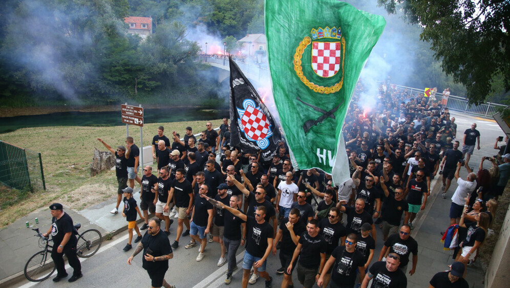 Mimohod navijača u Kninu