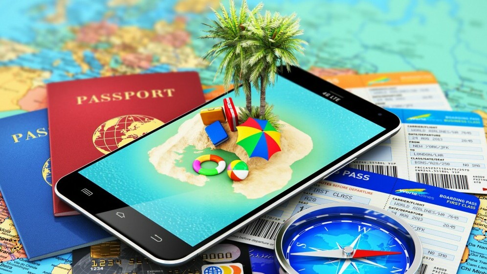 Razni rekviziti s putovanja na karti svijeta