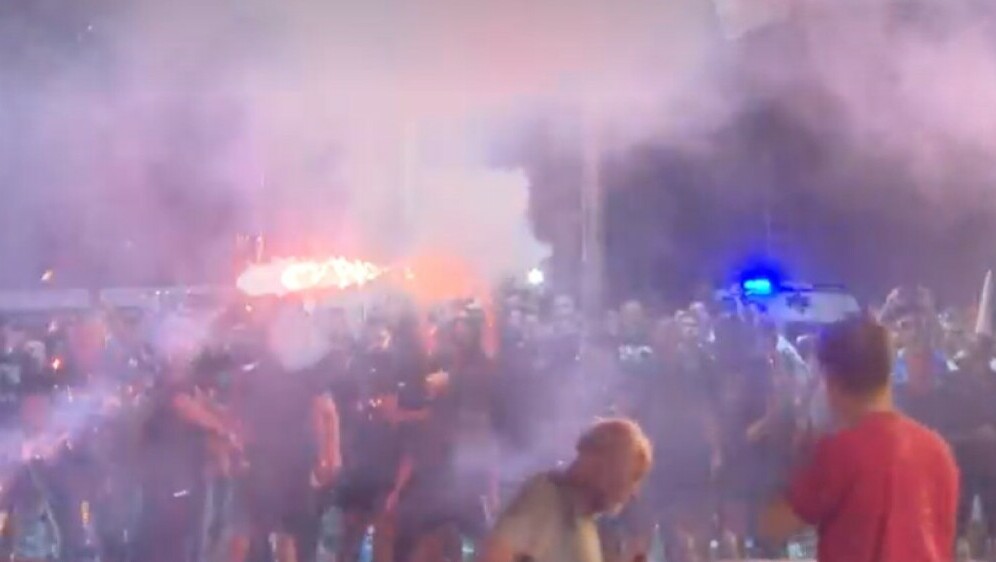 Prosvjednike u Srbiji gađali vatrometom, screenshot