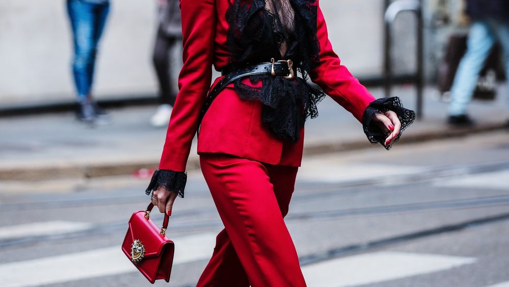 Kombinacija crvene i crne boje savršena je za vatrene lavice