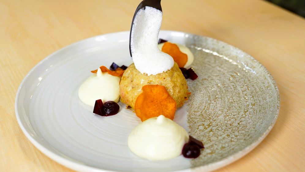 Polusfera od piletine s gljivama, espumom od parmezana i gelom od cikle