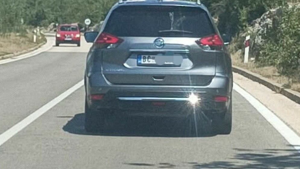 Automobil koji prevozi djecu na krovu