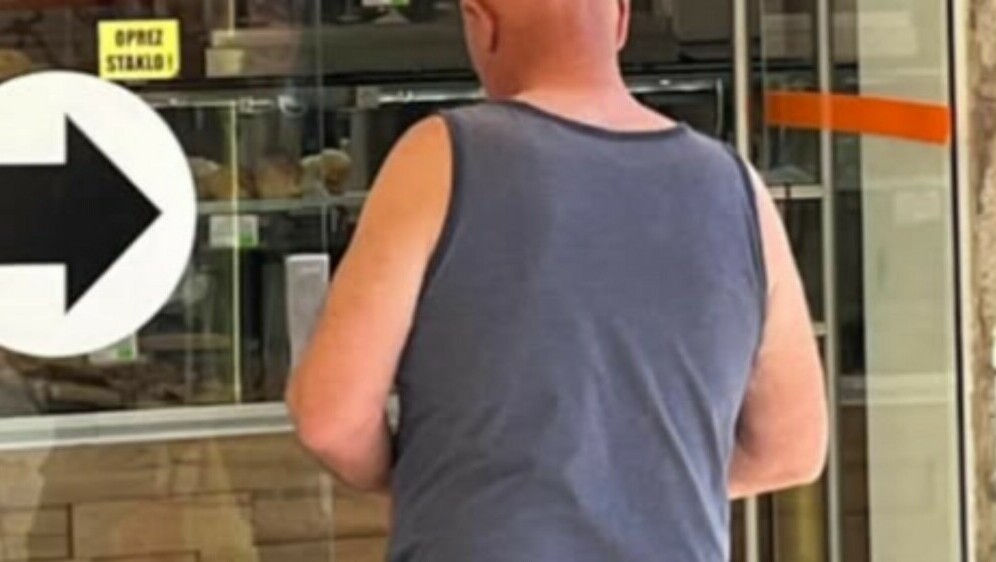 Muškarac u redu ispred pekarnice