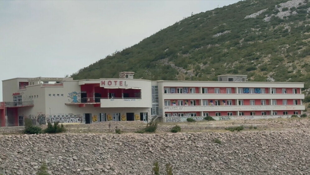 Napušteni hotel na odmorištu Marune - 1