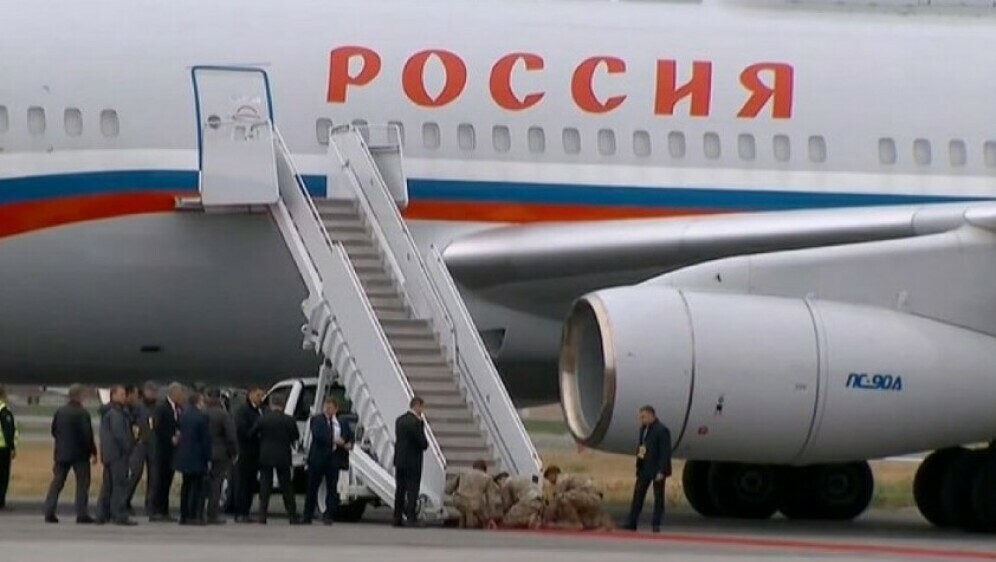 Američki vojnici postavljaju crveni tepih za doček Vladimira Putina