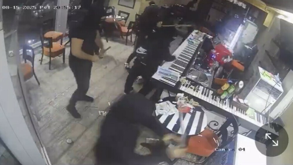 Huligani u akciji demoliranja