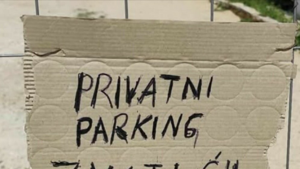 Natpis na komadu kartona