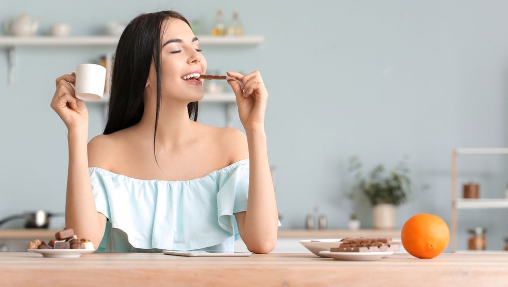 Djevojka jede čokoladu