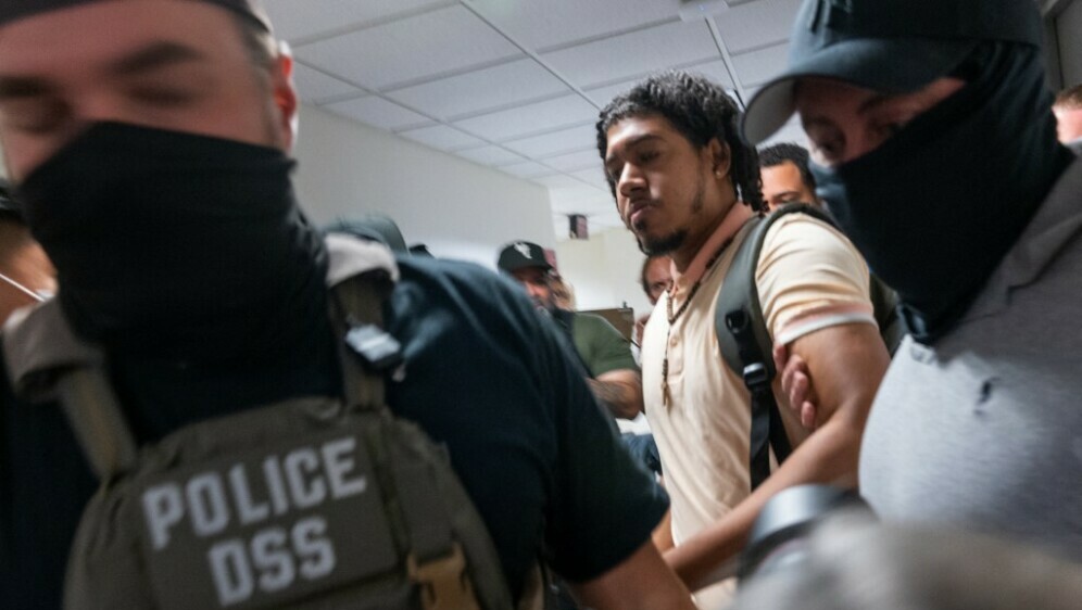 Američka policija privodi imigrante