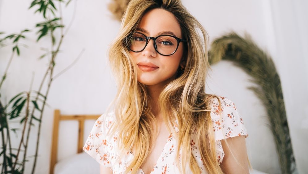 Djevojka nosi naočale