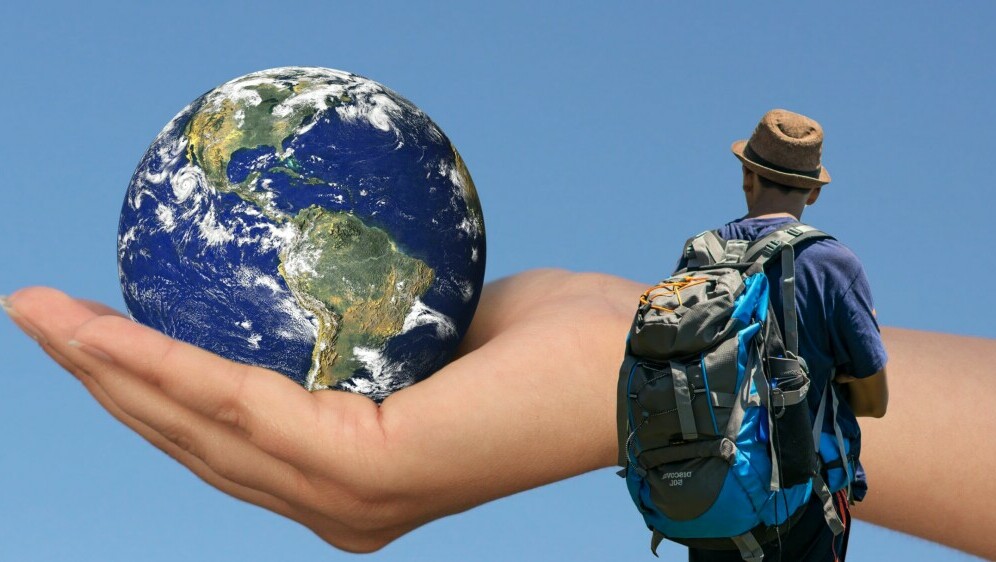 Globus u ruci i svjetski putnik