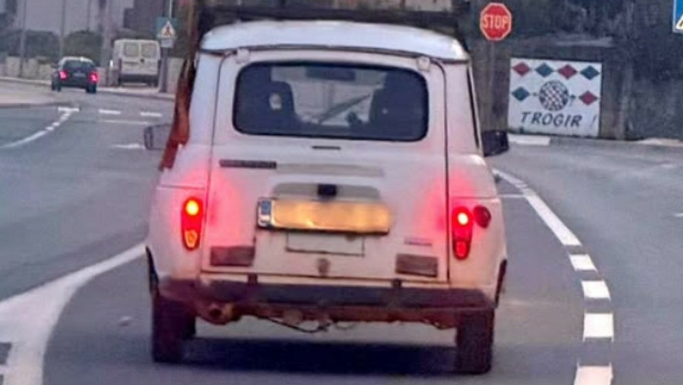 Automobil u Trogiru s neobičnim teretom na krovu