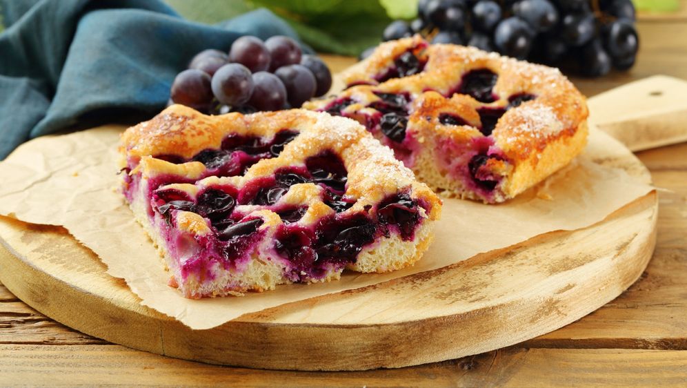 Biskvitni kolač s grožđem