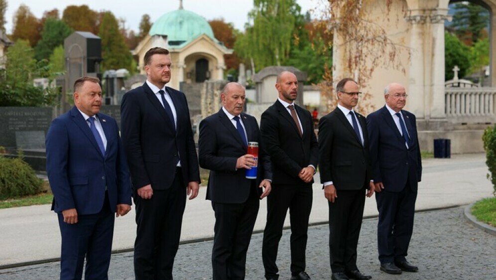 Predstavnici Vlade položili svijeće na Gradskom groblju Mirogoj