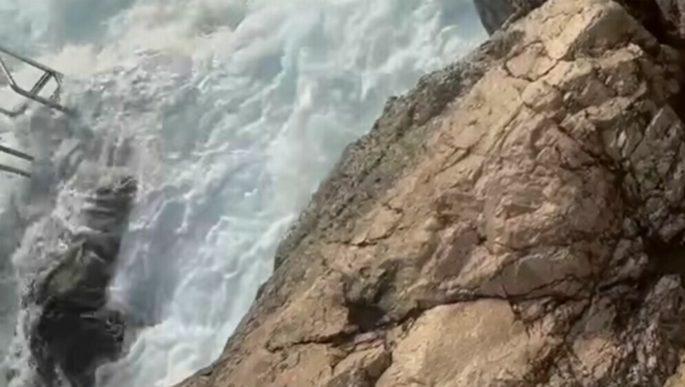 Olujno more kod Cavtata